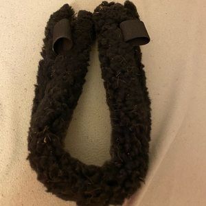 Fuzzy bare back pad cinch